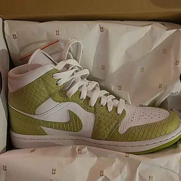 Air Jordan Python/Vivid Green Size 8 - Picture 1 of 4